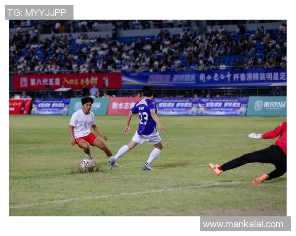 足球明星在赛场上的英俊风采尽显魅力瞬间的精彩瞬间回顾